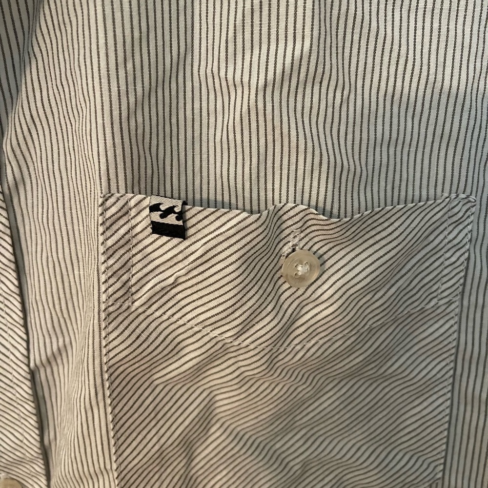 Billabong men’s striped short sleeve button down with pockets.​ - Picture 2 of 7